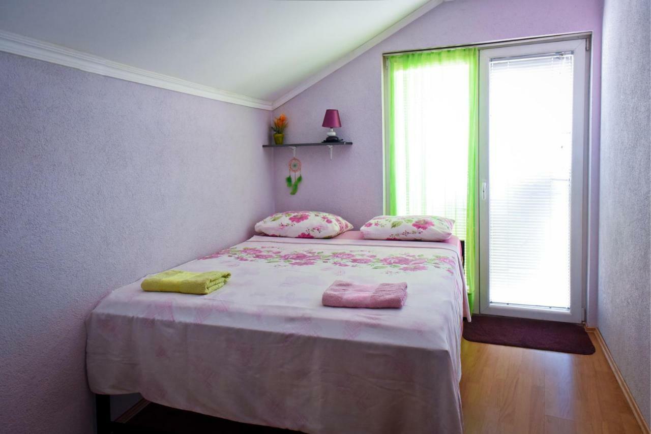 Goldy Hostel Bitola Bagian luar foto